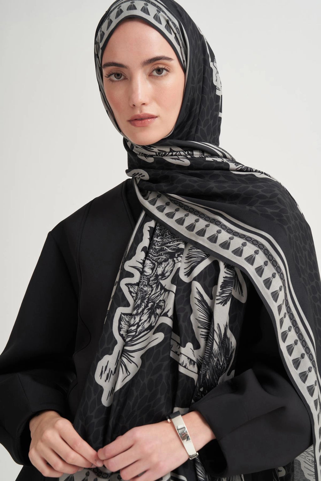 MÜHÜR - Çiçek Desenli Siyah Viskon Şal