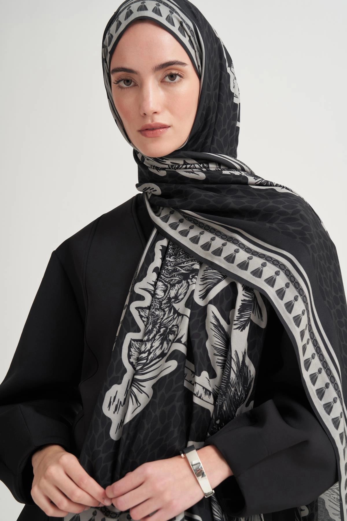 MÜHÜR - Çiçek Desenli Siyah Viskon Şal
