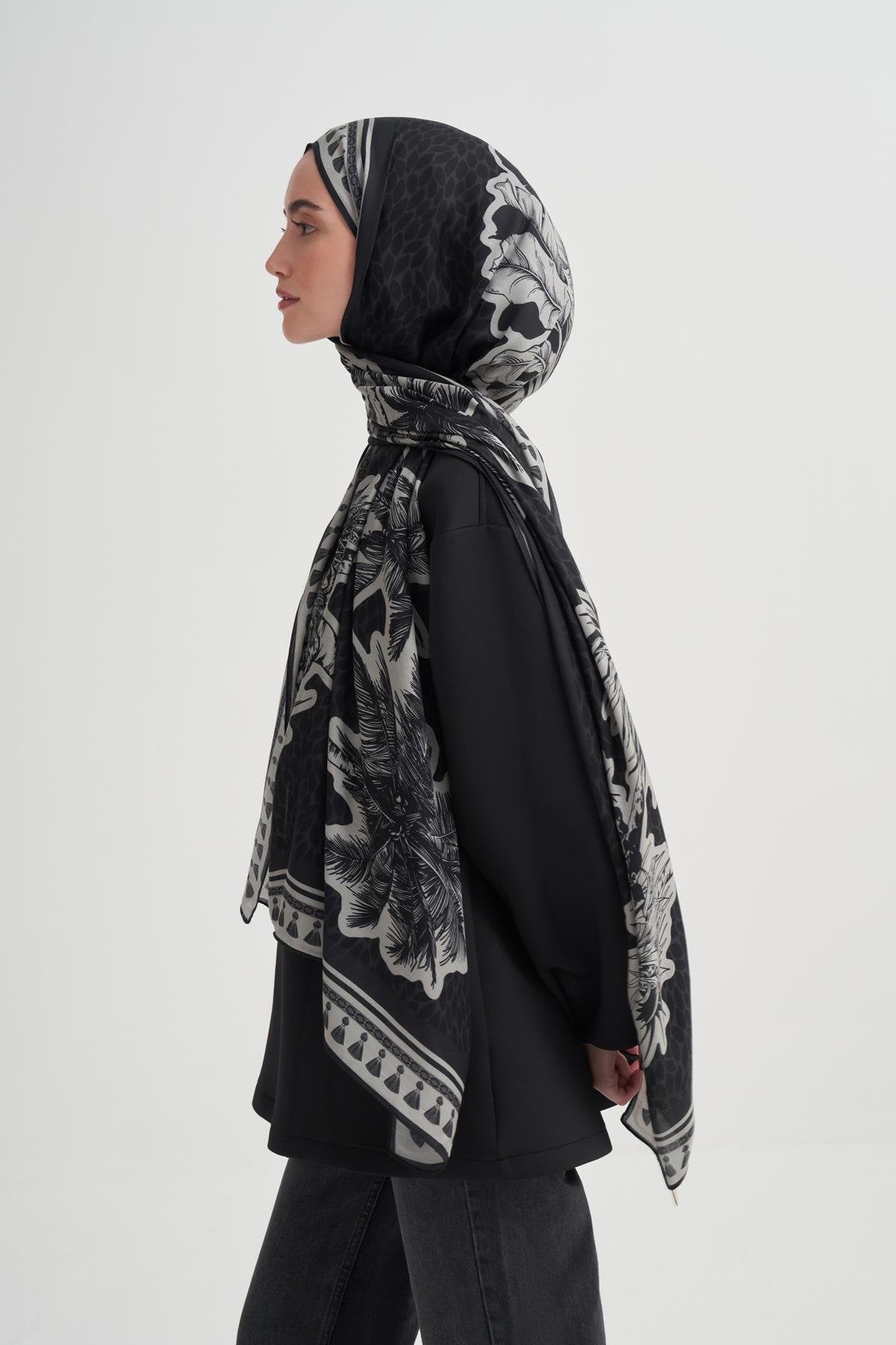 MÜHÜR - Çiçek Desenli Siyah Viskon Şal