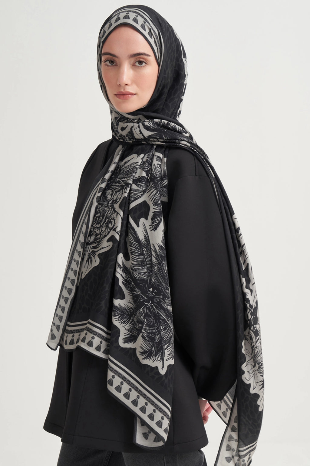 MÜHÜR - Çiçek Desenli Siyah Viskon Şal